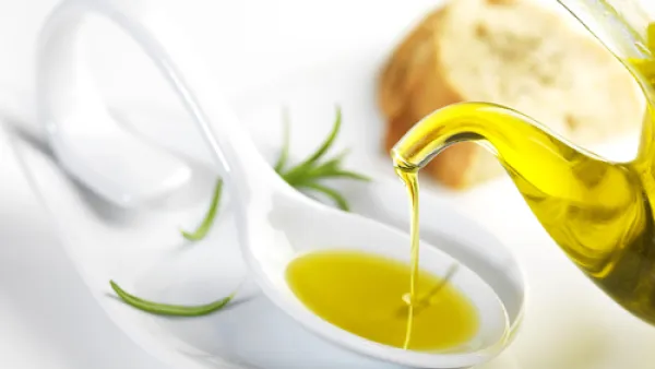 يساعد زيت الزيتون البكر على إنتاج إنزيمات الجهاز الهضمي (shutterstock.com)