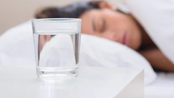 الماء من أحد العناصر الأكثر أهمية لجسم الإنسان (shutterstock.com)
