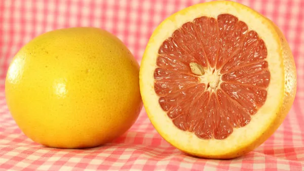 نصف حبة غريب فروت تحتوي على أكثر من 60٪ من محتواك اليومي من فيتامين "سي" (shutterstock.com)
