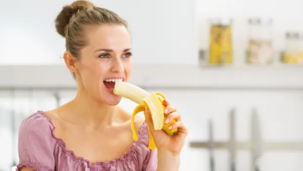يحفز الموز على إنتاج الهيموجلوبين وذلك بسبب احتواءه على كمية عالية من الحديد  (shutterstock.com)

