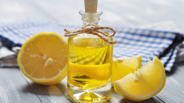 ويفضل وضع زيت الليمون على البشرة قبل النوم (shutterstock.com)
