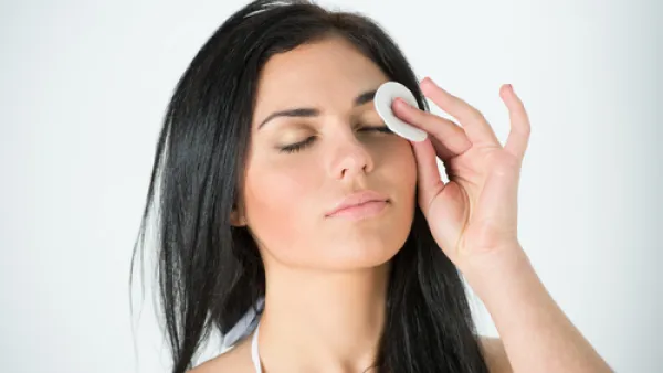 ينصح خبراء التجميل بتوزيع القليل من مزيل ماكياج العينين على قطعة صغيرة من القطن (shutterstock.com)
