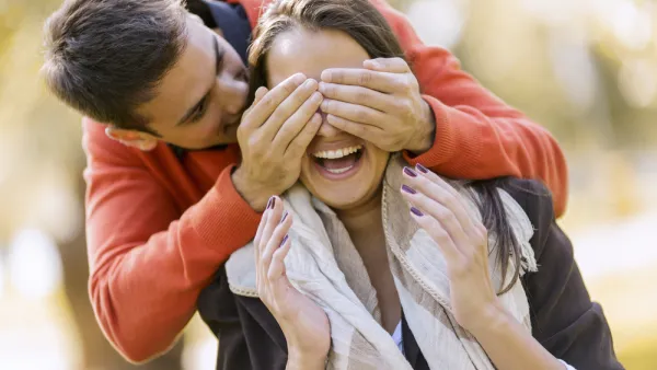 أول المفاتيح إلى قلب مولودة برج الحوت، أن تكون عاطفيًا ورومانسيًا (shutterstock.com)
