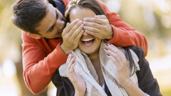 أول المفاتيح إلى قلب مولودة برج الحوت، أن تكون عاطفيًا ورومانسيًا (shutterstock.com)
