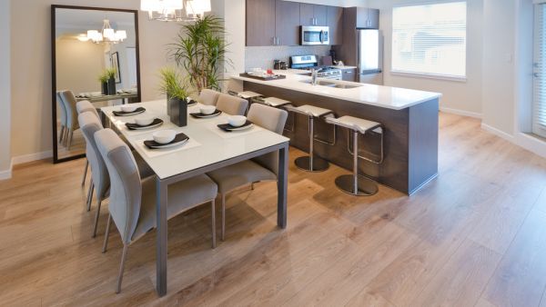 تتمتع غرفة الطعام بعوامل الراحة وذلك من خلال اختيار أثاث مناسب لمساحة الغرفة تتمتع غرفة الطعام بعوامل الراحة وذلك من خلال اختيار أثاث مناسب لمساحة الغرفة