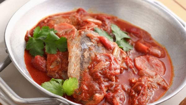 سمك التونة بصلصة البندورة (shutterstock.com)
