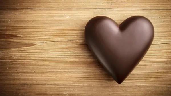 الآثار الإيجابية في الشوكولا السوداء سببها الفلافونيدات الموجودة في الكاكاو (shutterstock.com)
