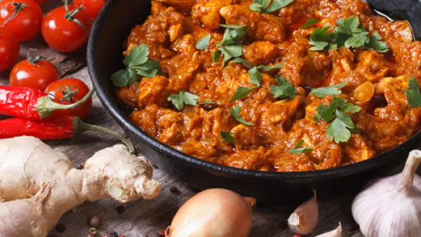 طريقة تحضير الدجاج بالكاري والطماطم (shutterstock.com)

