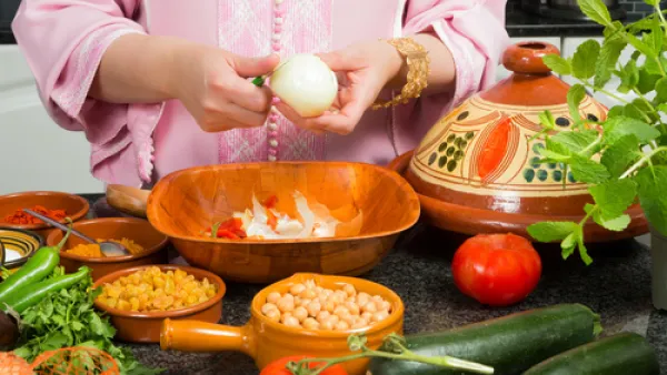 افرمي البصل واقليه في زيت نباتي أو زيت زيتون ثم ضعيه في أكياس للتجميد (shutterstock.com)
