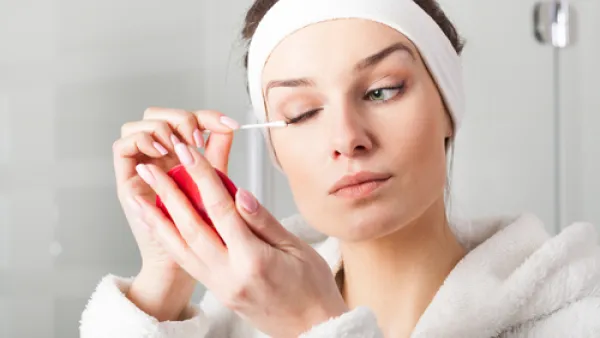 يمكن الاستعانة بالحليب السائل لإزالة المكياج بطريقة سهلة (shutterstock.com)

