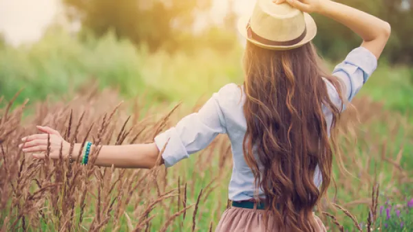للمرأة ذات الشعر الطويل سحر رائع (shutterstock.com)
