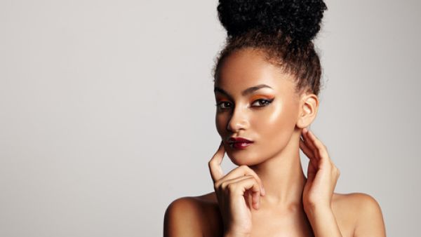 هناك دومًا قواعد وحيل مخصّصة لتطبيق المكياج الخاص بالبشرة السمراء (shutterstock.com)
