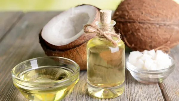 يمكنك صنع شامبو للشعر السميك أو الجاف بإستعمال جوز الهند  (shutterstock.com)
