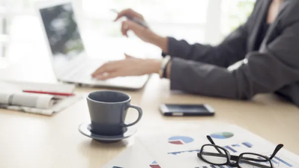 تعطي الأكواب المتسخة على مكتبك انطباعا بأنك شخص مهمل (shutterstock.com)
