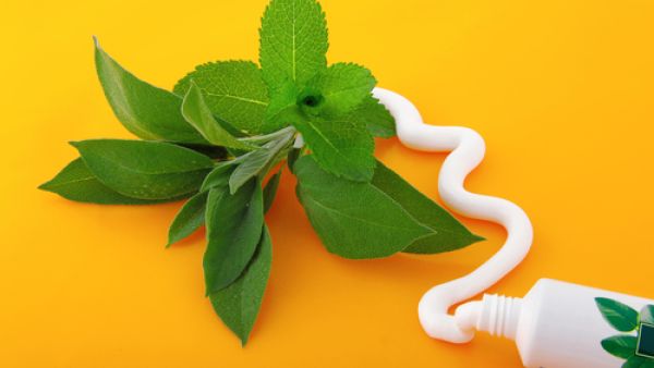 جربي معجون الاسنان لإزالة الشعر الزائد (shutterstock.com)
