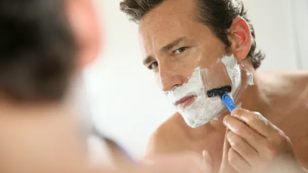 دائماً ما يحذر متخصصو الحلاقة الرجال من استخدام صابون اليدين في حلاقة اللحية (shutterstock.com)
