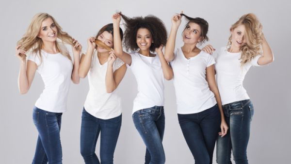 عادة ما يشير الشعر الدهني إلى أن نظامك الغذائي غير صحي (shutterstock.com)
