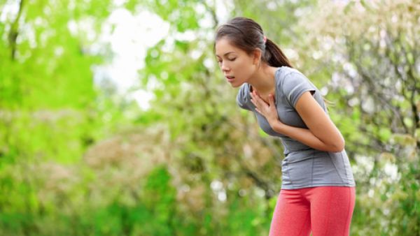 تتعرض النساء لمشكلة بحة الصوت الناتجة عن قصور الغدة الدرقية 