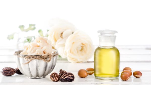 زيت الارجان: هو من الزيوت التي تساعد على تحفيز نمو الاظافر (shutterstock.com)
