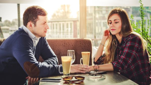 العروس التي تعاني من بعض التردد والتوتر قبل الزفاف ترفع احتمال الطلاق إلى الضعف (shutterstock.com)
