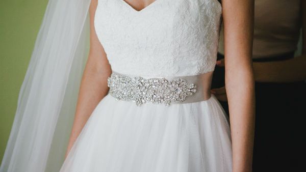 الحزام يضفي على فستان زفافك قدرا من الأناقة والأنوثة(shutterstock.com)
