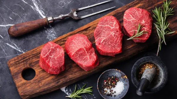 اللحم الأحمر بكثرة يزيد من خطر الإصابة بسرطان المعدة (shutterstock.com)
