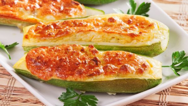 الكوسة المحشية بالجبنة (shutterstock.com)
