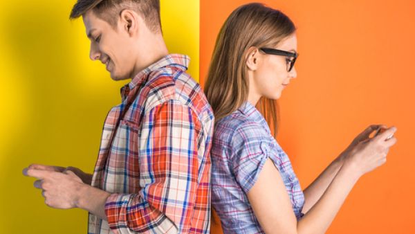 لا تفرطي باستخدام المراسلة معه في أول العلاقة (shutterstock.com)
 لا تفرطي باستخدام المراسلة معه في أول العلاقة (shutterstock.com)