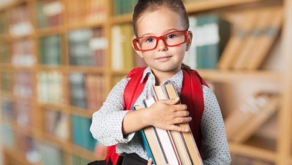 حمل حقيبة المدرسة الثقيلة لمسافات طويلة يعرض الاطفال للاصابة بمرض الاسكوليزم (shutterstock.com)
