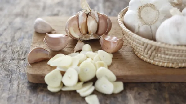 تناول حصّ واحد من الثوم قبل الإفطار أي على معدة فارغة له فوائد مذهلة (shutterstock.com)
