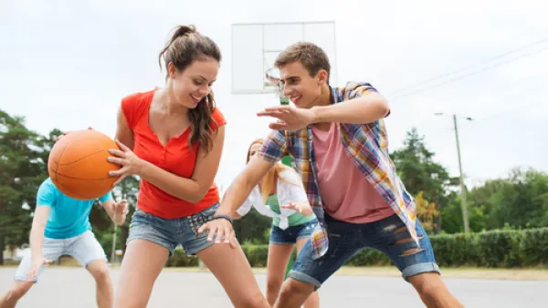 ينصح الخبراء الشباب ببناء العضلات وتقوية كثافة العظام (shutterstock.com)
