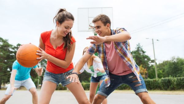 ينصح الخبراء الشباب ببناء العضلات وتقوية كثافة العظام (shutterstock.com)
