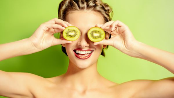 يحتوي الكيوي على نحو ضعف كمية فيتامين C في كل 100 جرام مقارنة بالبرتقال (shutterstock.com)

