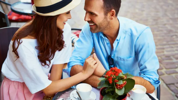 لعل الابتسامة أكثر ما يجذب زوجك إليك (shutterstock.com)
