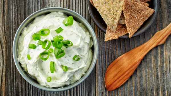 طريقة عمل "الثومية" بالمنزل (shutterstock.com)

