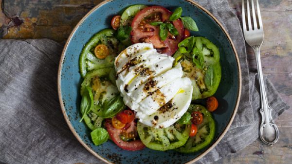 سلطة الطماطم بالجبنة الموزاريلا (shutterstock.com)
