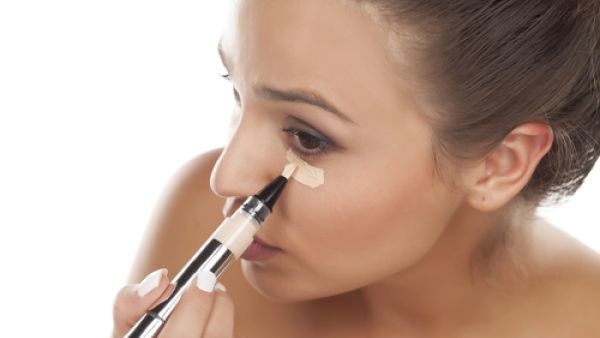 ضعي الكونسيلير بعناية تحت جيوب العينين (shutterstock.com)
