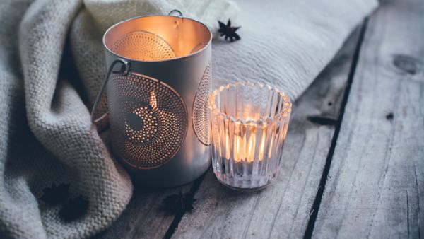 الشموع تضيف لمسة ساحرة على المكان.. لا تغفلي عنها (shutterstock.com)
 الشموع تضيف لمسة ساحرة على المكان.. لا تغفلي عنها (shutterstock.com)