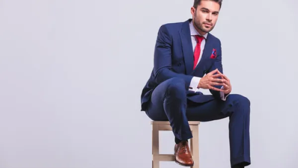 في الحقيقة تعد البدل الرجالية الكحلية أو الزرقاء الداكنة من أكثر الأزياء الرجالية روعة (shutterstock.com)
