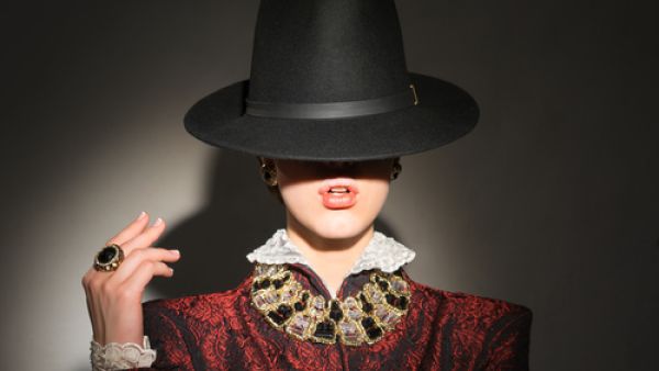 عندما طرحت الاكسسوارات الضخمة للمرة الأولى، انتابنا الشك حولها (shutterstock.com)
