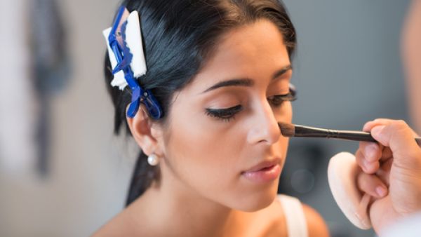 المظهر الزيتي يجعلها تبدو لامعة في الضوء، ما يجعل الأنف يبدو أكبر (shutterstock.com)
