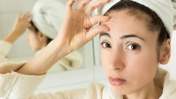 ضعي العديد من المستحضرات والكريمات التي تساعد على تأخير ظهور التحاعيد (shutterstock.com)
