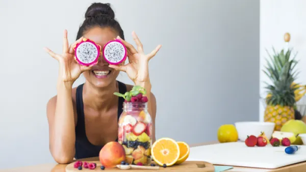 لا تنسي شرب كميات كافية من المياه خلال فترة رجيم الفواكه (shutterstock.com)
