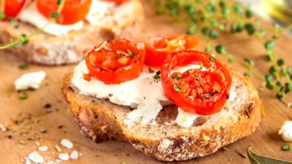 وصفة الخبز بالجبن والطماطم (shutterstock.com)
