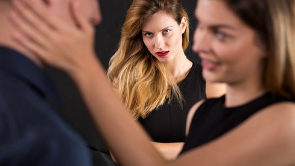 هل هناك علامات معينة أو أحلام واضحة تدل على خيانة الزوج؟  (shutterstock.com)
