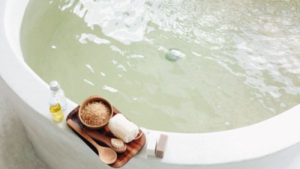 رش محلول من الماء والخل الابيض على جميع انحاء حوض الاستحمام سيوفر تنظيف عميق (shutterstock.com)
 رش محلول من الماء والخل الابيض على جميع انحاء حوض الاستحمام سيوفر تنظيف عميق (shutterstock.com)