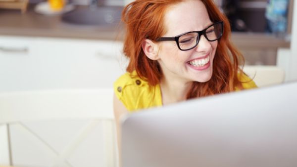 تتمتع المرأة ذات الشعر الأحمر بسحر يأسر الألباب لتفردها عن بقية النساء