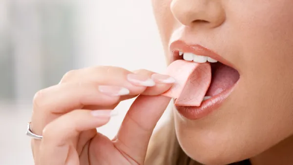 إن حمض الهضم المنتج أثناء مضغ العلكة يدمر بطانة المعدة الفارغة  (shutterstock.com)
