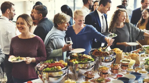 يراعى عدم اطالة الوقوف عند كل صنف من المأكولات (shutterstock.com)
