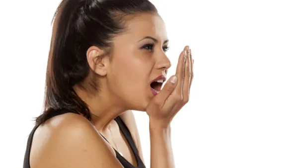 تنشأ رائحة الفم الكريهة نتيجة انتشار البكتيريا وإطلاق مركبات sulphur (shutterstock.com)

